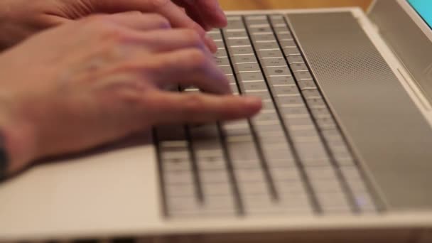 Manliga Händer Skriva Tangentbordet Man Använder Laptop Hemmakontoret — Stockvideo