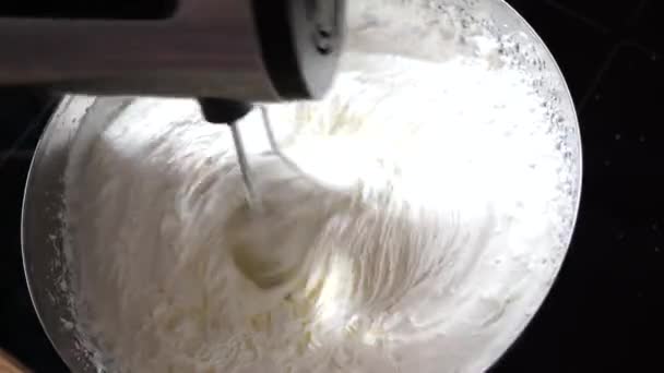 Schlagsahne Mit Einem Elektrischen Mixer Schlagen Frischkäse Schüssel Mit Motormixer — Stockvideo