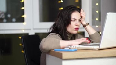 İnternette çalışıyorum. Evde kal. Kadın dizüstü bilgisayarla çalışıyor..