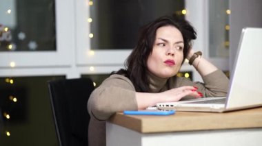 İnternette çalışıyorum. Evde kal. Kadın dizüstü bilgisayarla çalışıyor..