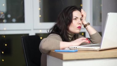 İnternette çalışıyorum. Evde kal. Kadın dizüstü bilgisayarla çalışıyor..