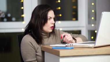 İnternette çalışıyorum. Evde kal. Kadın dizüstü bilgisayarla çalışıyor..