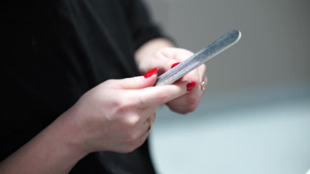 Fille Corrige Ongles Après Manucure Avec Une Lime Ongles — Video