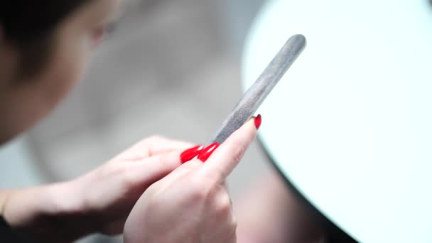 Meisje Corrigeert Nagels Manicure Met Een Nagel Bestand — Stockvideo