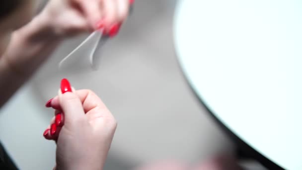 Meisje Corrigeert Nagels Manicure Met Een Nagel Bestand — Stockvideo