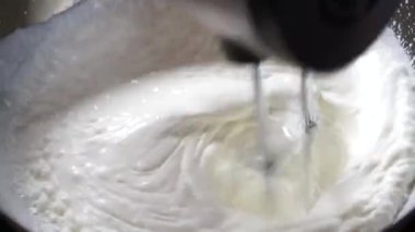 Elektrikli mikserle çırpılmış krema. Krem peyniri motor mikseriyle karıştırıyorum..