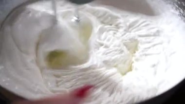 Elektrikli mikserle çırpılmış krema. Krem peyniri motor mikseriyle karıştırıyorum..
