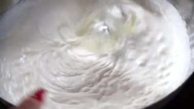 Elektrikli mikserle çırpılmış krema. Krem peyniri motor mikseriyle karıştırıyorum..