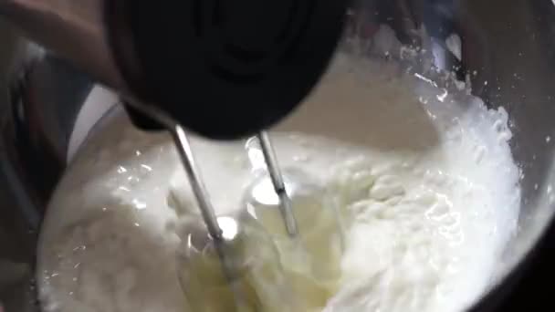 Creme Chicoteamento Com Misturador Elétrico Mistura Queijo Creme Tigela Com — Vídeo de Stock