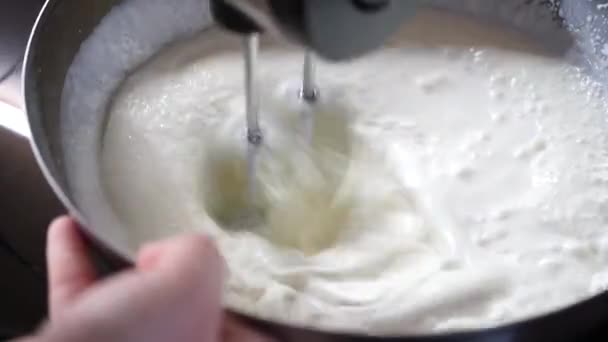 用电动搅拌机搅拌奶油 把奶油芝士和马达搅拌器混在碗里 — 图库视频影像