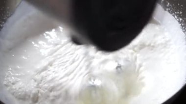 Elektrikli mikserle çırpılmış krema. Krem peyniri motor mikseriyle karıştırıyorum..