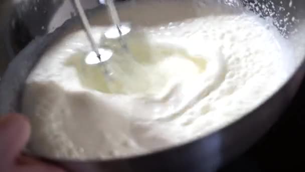 電動ミキサーでホイップクリーム ボウルにクリームチーズとモーターミキサーを混ぜる — ストック動画
