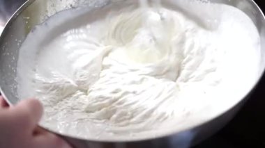 Elektrikli mikserle çırpılmış krema. Krem peyniri motor mikseriyle karıştırıyorum..