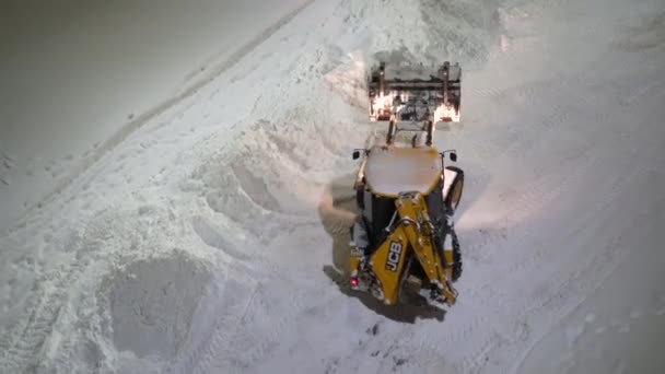 Moskova, Rusya - 27 Ocak 2022: Evin bahçesinde kar temizleyen özel ekipman, bir buldozer kovası karları temizliyor. — Stok video