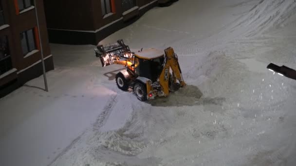 Moskova, Rusya - 27 Ocak 2022: Evin bahçesinde kar temizleyen özel ekipman, bir buldozer kovası karları temizliyor. — Stok video