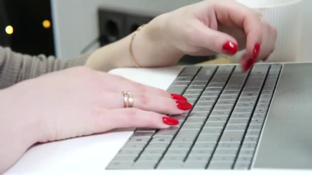Vrouwelijke freelancer die thuis aan een laptop werkt. Sluiten van vrouwelijke handen. Meisje werkt zittend op haar laptop. — Stockvideo