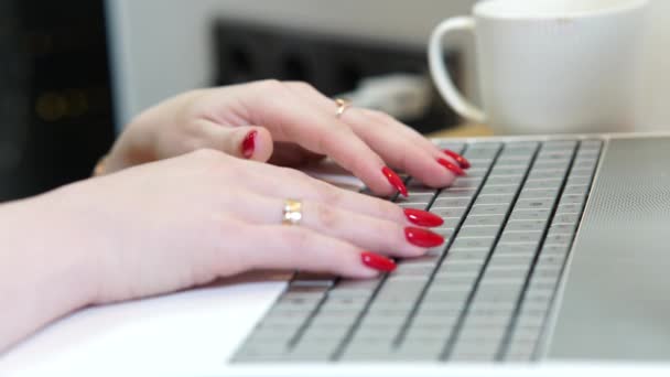 Mujer freelancer trabajando en laptop en casa-oficina. Primer plano de las manos femeninas. Chica trabaja sentado en su ordenador portátil. — Vídeos de Stock