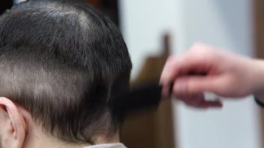 Berber dükkanındaki berber stilisti müşteriyi kapat. Berber dükkanında saç kesimi..