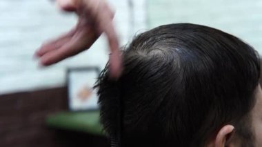 Berber dükkanındaki berber stilisti müşteriyi kapat. Berber dükkanında saç kesimi..