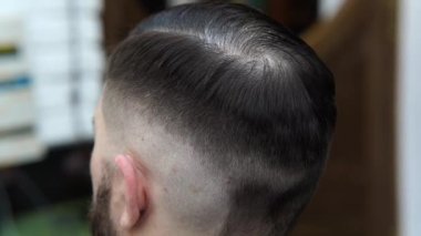 Berber dükkanındaki berber stilisti müşteriyi kapat. Berber dükkanında saç kesimi..