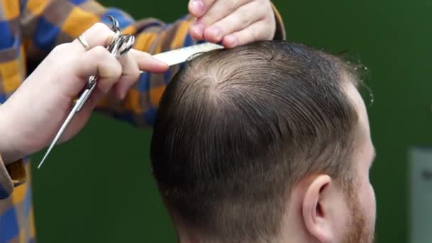 Zamknij Fryzjera Stylizacji Klienta Włosów Salonie Fryzjerskim Cięcie Włosów Fryzjera — Wideo stockowe