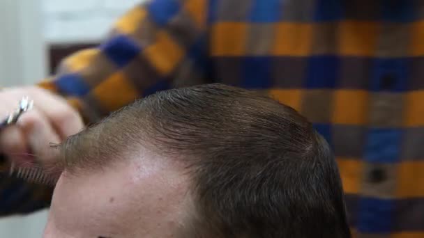 Zblízka Holič Styling Vlasy Klienta Holičství Stříhání Vlasů Holičství — Stock video