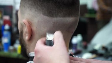 Berber müşterinin saçını kesiyor, profesyonel kuaför yeni saç kesimi ve sakal yapıyor. Erkekler berber dükkanı.