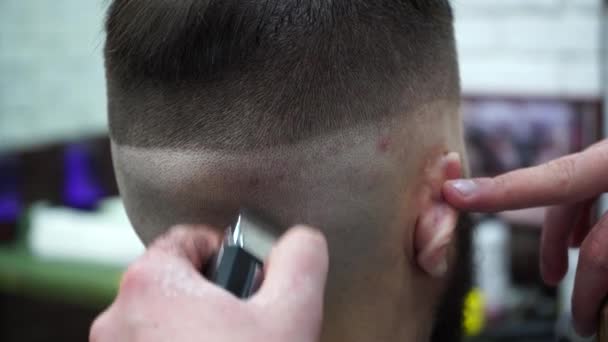 Holič Stříhá Klientovi Vlasy Profesionální Kadeřník Dělá Nový Účes Vousy — Stock video