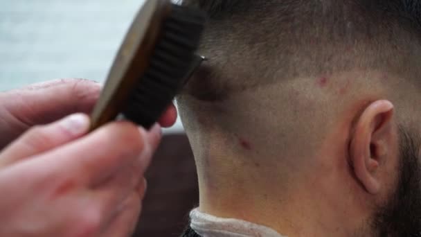 床屋トリミングクライアントの髪 新しいヘアカットやひげを行うプロの美容師 Barbershop — ストック動画