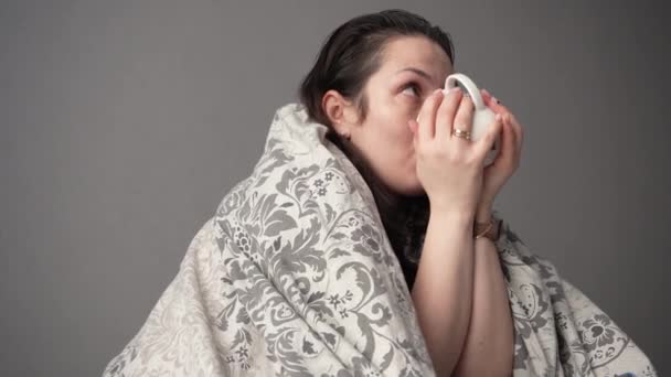 Retrato Mujer Enferma Cansada Paciente Con Taza Blanca Sentada Sofá — Vídeos de Stock