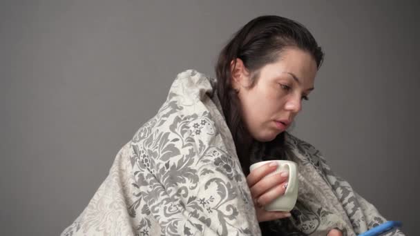 Retrato Mujer Enferma Cansada Paciente Con Taza Blanca Sentada Sofá — Vídeos de Stock