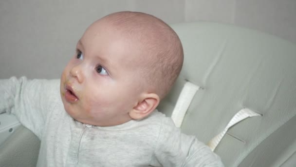 Anne Mutfaktaki Sandalyede Oturan Küçük Çocuğunun Kaşığıyla Besleniyor Anne Bebeği — Stok video