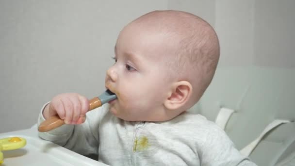 Mamãe Alimenta Colher Seu Filho Sentado Cadeira Alta Cozinha Mãe — Vídeo de Stock