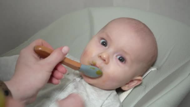 Mam Voedt Zich Met Lepeltje Van Haar Kleine Kind Zittend — Stockvideo