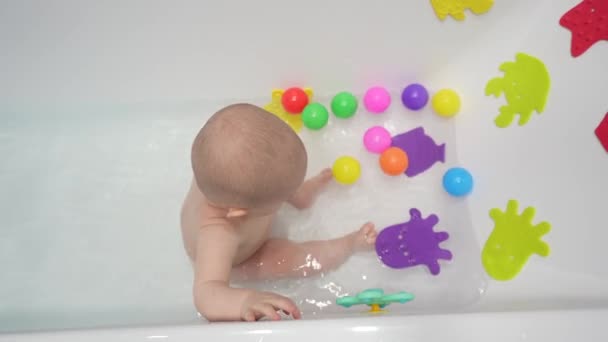 Bonito Menino Tomando Banho Com Brinquedos Banheiro Branco — Vídeo de Stock