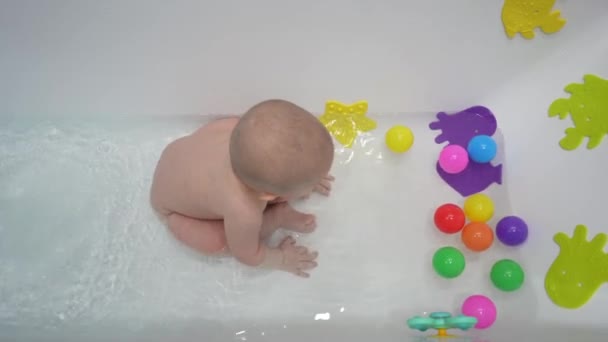 Mignon Petit Garçon Prenant Bain Avec Des Jouets Dans Une — Video