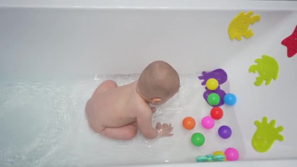 Lindo Niño Tomando Baño Con Juguetes Baño Blanco — Vídeo de stock