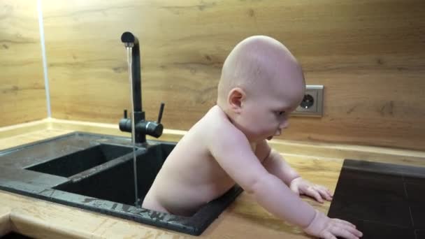 Mutfakta Banyo Yapan Suyla Oynayan Bir Bebek Lavaboda Musluktan Suyla — Stok video
