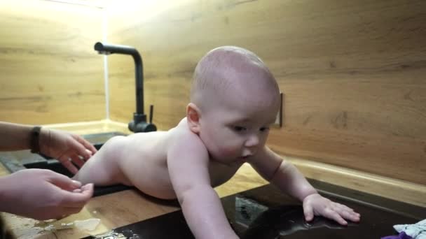 Bebé Fregadero Cocina Bañándose Jugando Con Agua Primer Plano Del — Vídeos de Stock