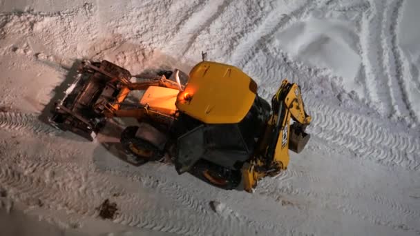 Moskau Russland Februar 2022 Traktor Mit Schaufel Räumt Schneehaufen Von — Stockvideo