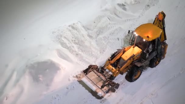 Moskwa Rusia Februari 2022 Traktor Dengan Ember Scraper Mengambil Tumpukan — Stok Video