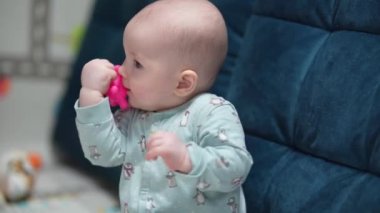 Evde oyuncaklarla oynayan sürünen komik bir bebek. Bebek evde oyuncaklarla oynuyor..