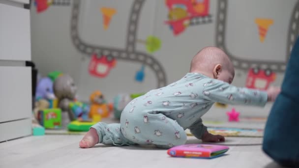 Pełzające Śmieszne Dziecko Domu Bawiące Się Zabawkami Mały Chłopiec Bawi — Wideo stockowe