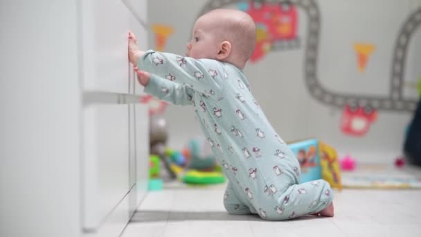 Bebê Engraçado Rastejando Dentro Casa Brincar Com Brinquedos Menino Brincando — Vídeo de Stock