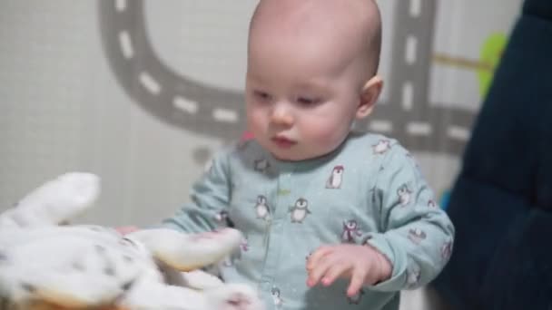 おもちゃで家の中で遊んでいるクロール面白い赤ちゃん 赤ちゃん男の子遊びとともにおもちゃ屋内で家 — ストック動画
