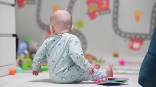 Pełzające Śmieszne Dziecko Domu Bawiące Się Zabawkami Mały Chłopiec Bawi — Wideo stockowe
