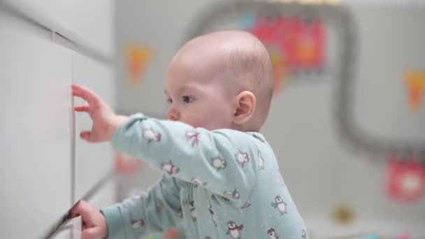 Bambino Divertente Strisciante All Interno Casa Giocare Con Giocattoli Bambino — Video Stock