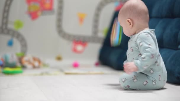 Słodkie Małe Dziecko Bawiąc Się Kolorowe Zabawki Przy Ognisko Domowe — Wideo stockowe