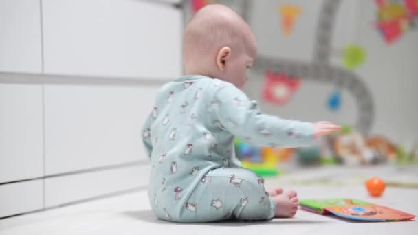 Carino Piccolo Bambino Che Gioca Con Giocattoli Colorati Casa — Video Stock