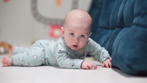 Niedliches Kleines Baby Spielt Mit Buntem Spielzeug Hause — Stockvideo